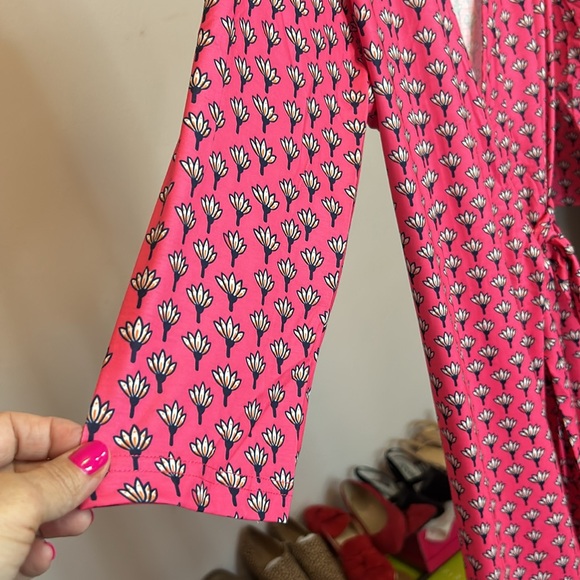 Pink Wrap Dress Size Large w/ Navy White Flower Pattern Like New - Picture 4 of 7